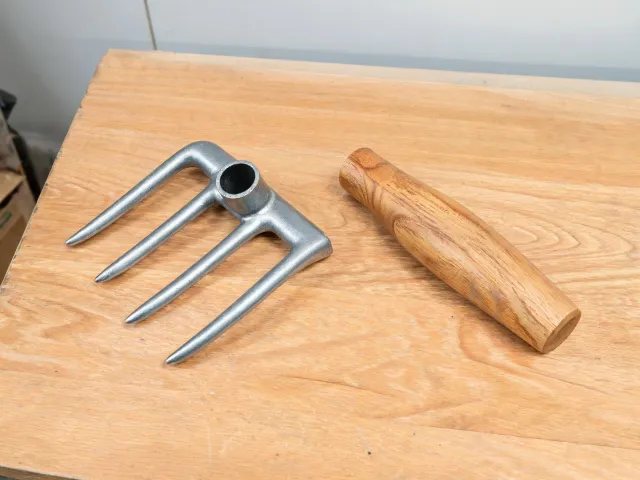 Garden fork handle and head inspection
